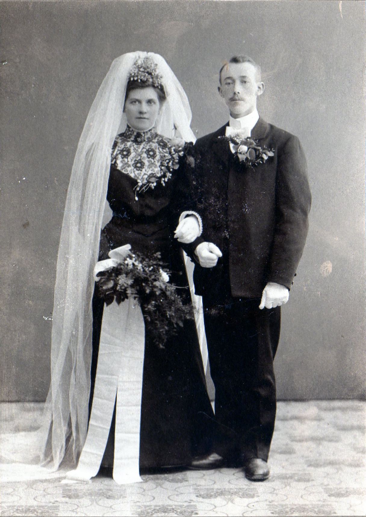 Mormors faster Anna Margaretas (1885-1957) och hennes make Daniel Jönssons (1883-1958) bröllopsfoto. De gifte sig den 30 september 1906.