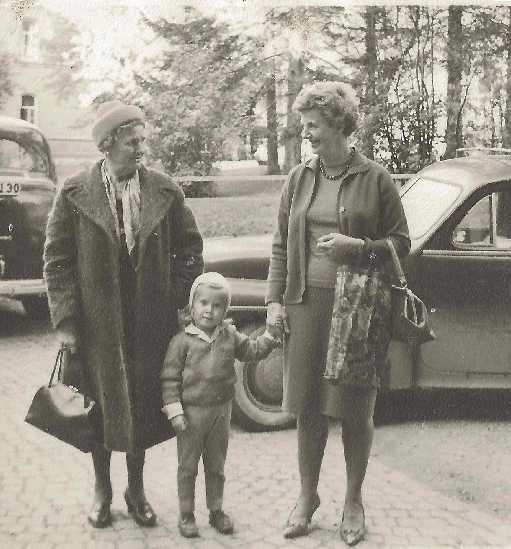 Farmors moster Marta Teresia ”Therese”, gift Vesterberg (1896-1983) med min kusin Susanne (född 1959) och farmor (1921-2015)