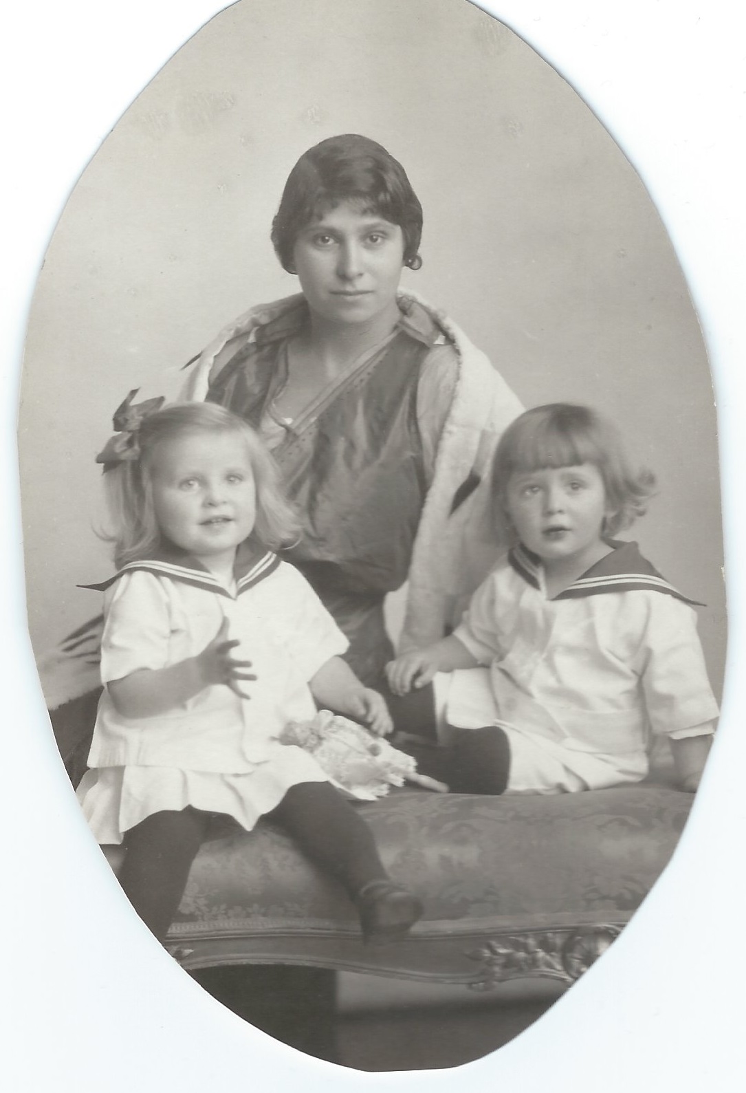 Farmors mor Regina Olsdotter (1882-1925) c. 1912-1913. Till vänster om henne sitter dottern Wivan (1910-2001) och till höger sonen Alfred (1908-1974).