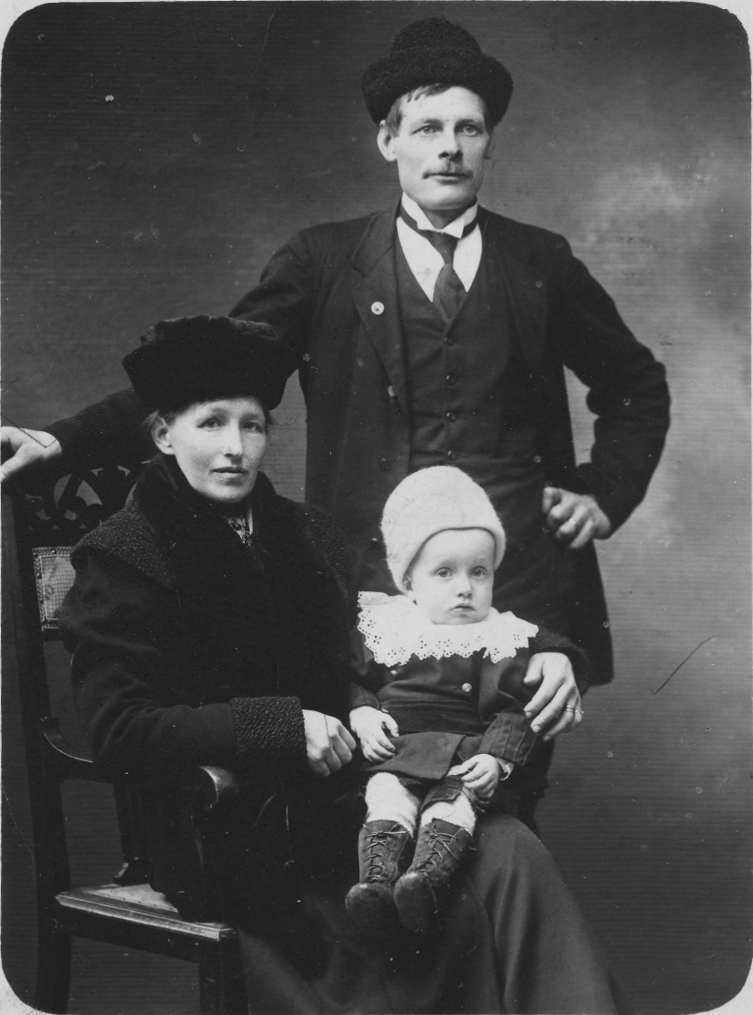 Farmors morbror Jonas Erik Ol[of]sson (1884-1958) med hustru och barn. Parets dotterdotter Alice var min musiklärare på högstadiet.