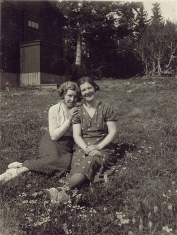 Mormors moster Hilma Mathilda Svensson, gift Thornell, (1914-1967) och mormors mor Anna Maria Svensson, gift Andersson, (1901-1952) nedaför fadern Adrians lillstuga i Rödösundet (Z)