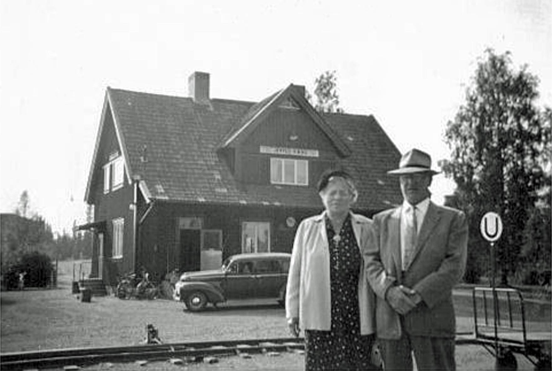 Farmors moster Kristina Amanda (1887-1964) med maken Georg Cyrillus Andersson (1895-1978) 1955 i Sikås (Z) på sitt enda återbesök i Sverige efter emigrationen till USA 1923.