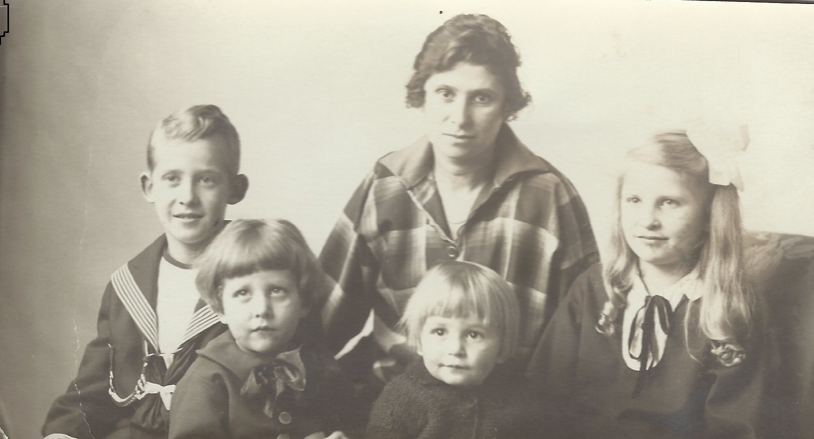 Farmors mor Regina Olsdotter (1882-1925) med barnen Alfred (1908-1974), Gustaf (1915-1995), Stig (1918-2007) och Wivan (1910-2001) c. 1920.