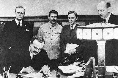 Josef Stalin vid undertecknandet av Molotov-Ribbentrop-pakten. Från vänster till höger: Tysklands utrikesminister Joachim von Ribbentrop, Sovjetunionens utrikesminister Vjatjeslav Molotov (sittande), Sovjetunionens diktator Josef Stalin och Vladimir Pavlov, förste sekreterare vid Sovjetunionens ambassad i Tyksland (Foto:TASS)